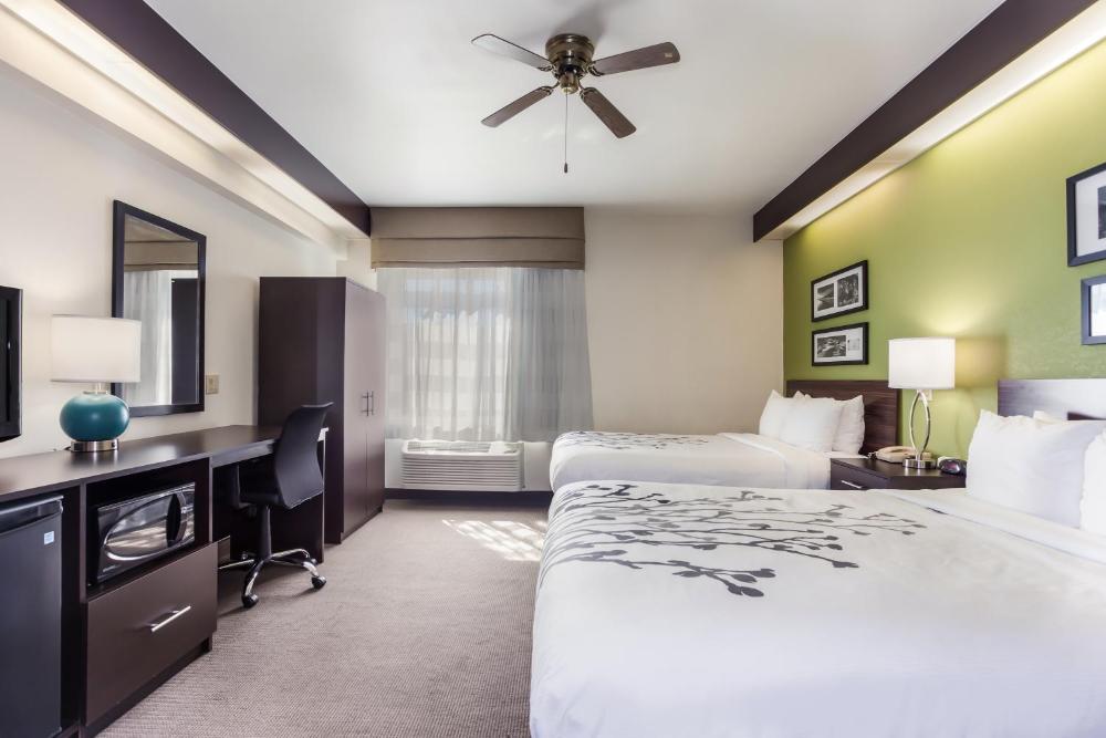 Queen Room with Two Queen Beds - Non-Smoking interior